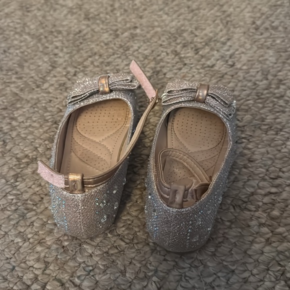 Tahari Gold Dress Shoes with Elegant Bow - Picture 3 of 7